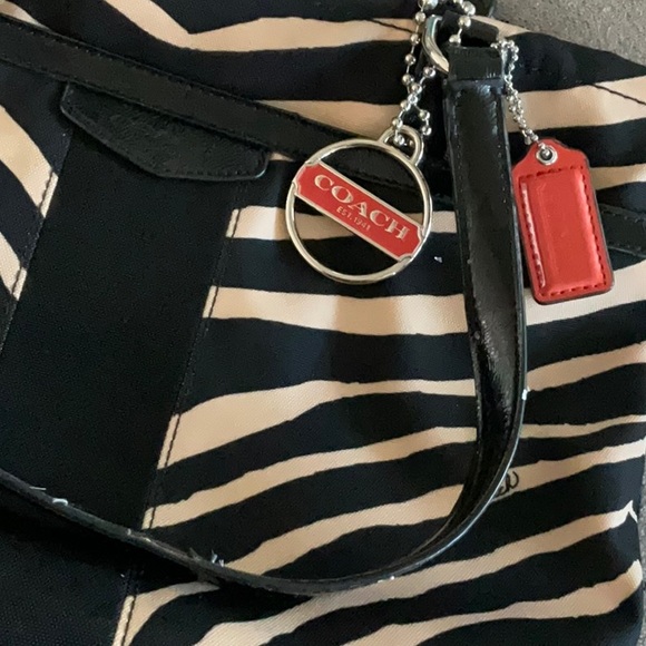 Very interesting coach bag zebra print very clean some cracks on handles no - Picture 4 of 11